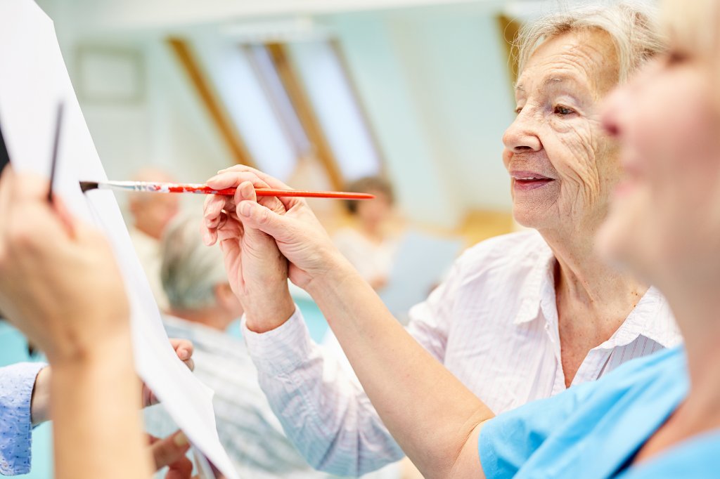 Beim Malen — Teilnehmerin im Workshop